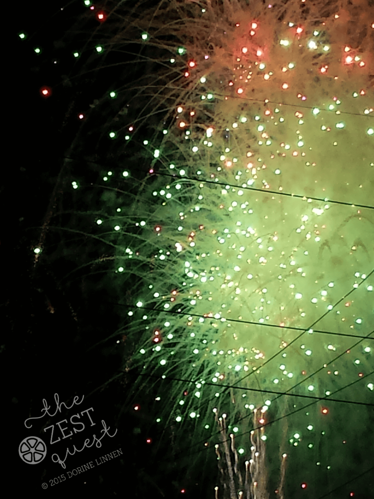 FireworksdisplayofgreenredandmoreinSylvaniaOhio20152The